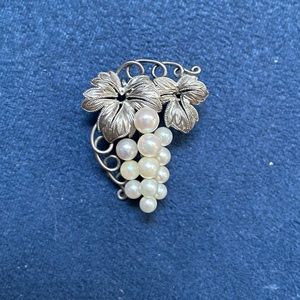 Pearl brooch with grape leaves and vines (silver)